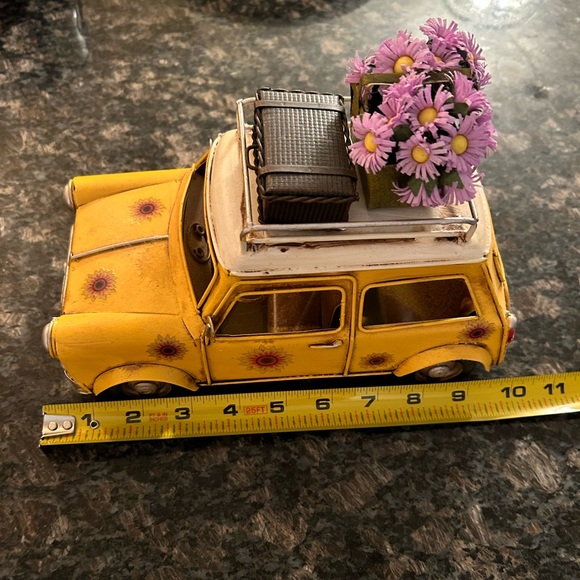 Yellow metal hippie car - Picture 2 of 4